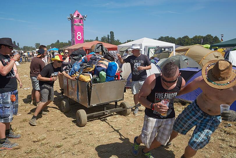 Diese Rockfans aus Freiburg sind am 04.06.2015 mit einem extra "Wagen" beim "Rock am Ring" eingetroffen.