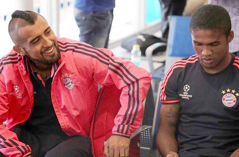 Ein Bild vor dem Abflug mit Arturo Vidal und Douglas Costa