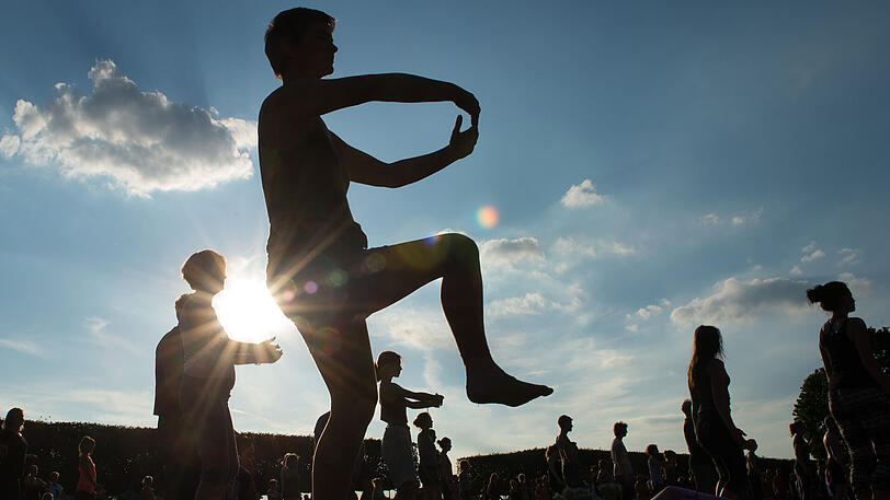 Yoga ist mittlerweile ein Massenphänomen, welches gerne auch in der Natur betrieben wird.