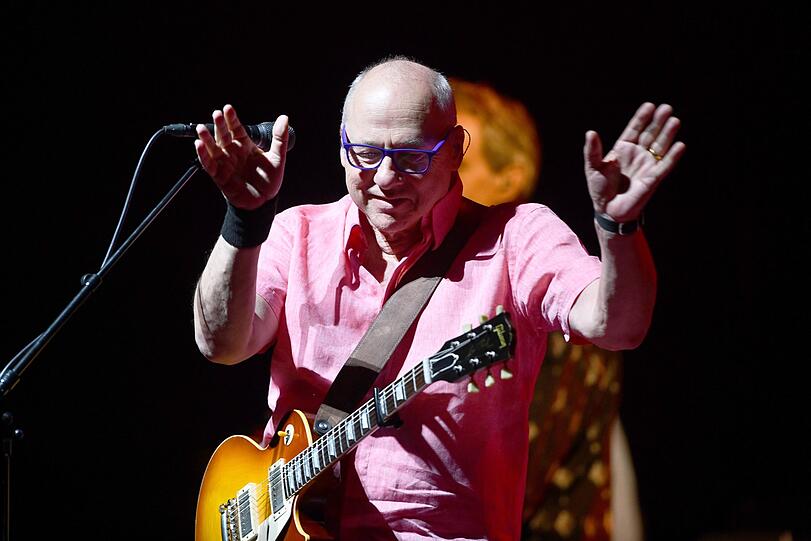 Der Gitarrist Mark Knopfler in der Münchner Olympiahalle.