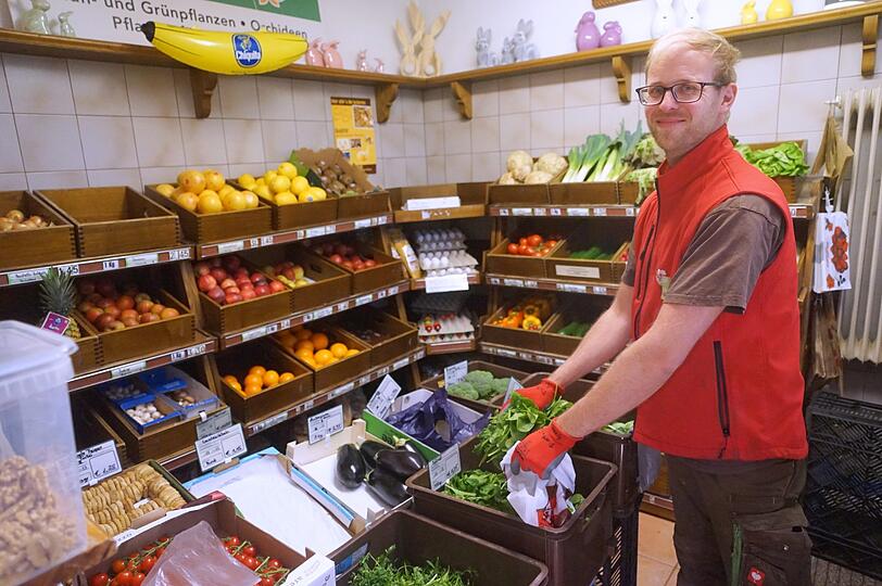 Patrick Maibücher steht bei den einzigen Dingen, die die Gärtnerei noch stationär verkaufen darf: Obst und Gemüse.