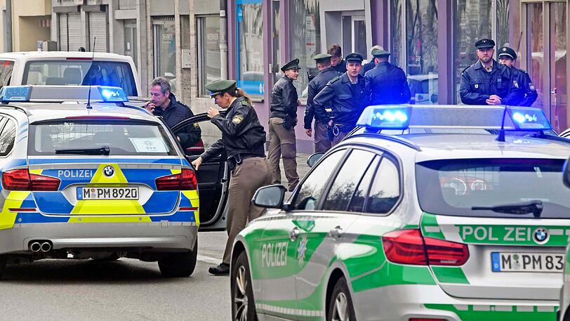 Mit Pfefferspray überfielen die Täter den Juwelier, dann flüchteten sie.