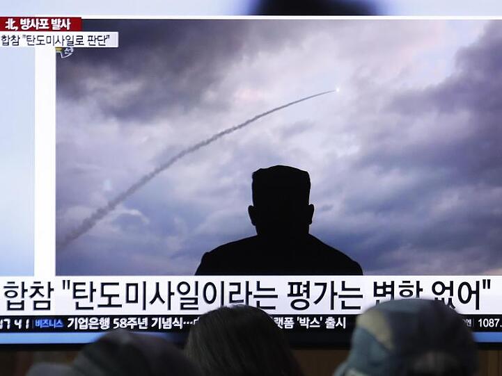 Passanten verfolgen an einem Bahnhof eine Nachrichtensendung über einen Raketentest in Nordkorea. Zwei weitere Raketen wurden von Pjöngjang als Test eines neuen Raketenstartsystems dargestellt.