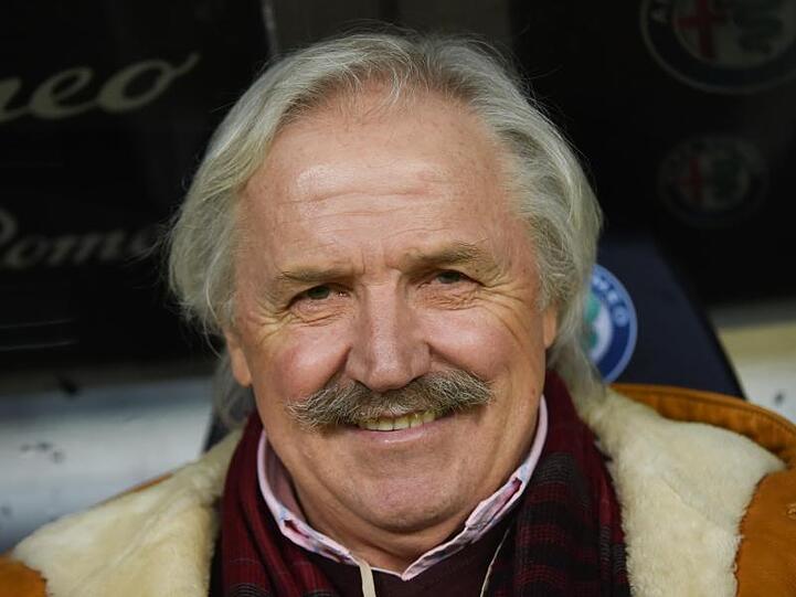 Der ehemalige Fußballtrainer Dragoslav "Stepi" Stepanovic blickt in die Kamera. Foto: Arne Dedert/Archivbild
