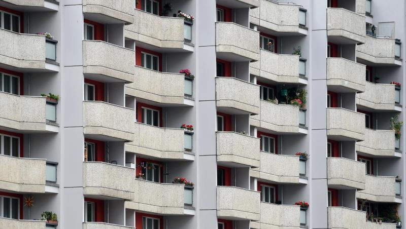 Blick auf die Fassade eines Wohnhauses.