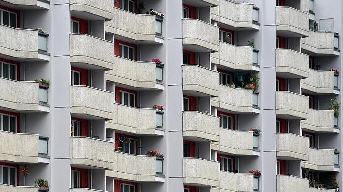 Blick auf die Fassade eines Wohnhauses.
