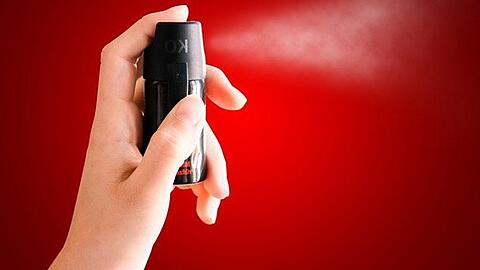 Bei der Übergabe attackiert der Täter den Verkäufer mit einem Pfefferspray. (Symbolbild)