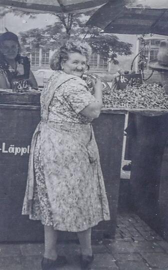 Großmutter Anna Wetzel mit ihrer Marktschürze am Blumenkistl.