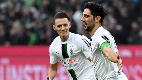 Mönchengladbachs Lars Stindl und Hannes Wolf bejubeln das 1:0.