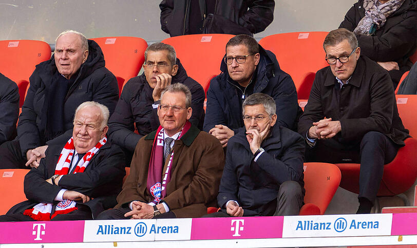 Und jetzt?

Die Sorgen für den Vorstand des FC Bayern, um Uli Hoeneß, Max Eberl und Jan-Christian Dreesen (v.l.n.r.) werden nicht geringer, dafür wird es die Kandidatenliste. Hansi Flick wäre noch auf dem Markt. Allerdings gibt es auch gegen ihn, aufgrund der verkorksten WM, Vorbehalte im Verein. Zudem wollte Flick im Ausland arbeiten, was durch die plötzliche Entlassung von Xavi in Barcelona möglich wäre. Brightons Roberto de Zerbi ist seit langer Zeit einer von Eberls Wunschkandidaten. Für den Italiener würde jedoch eine Ablöse im zweistelligen Millionenbereich fällig. Zudem fehlt es ihm an Erfahrung auf allerhöchstem Niveau. Ob er bereit wäre, unter den aktuellen Umständen zu kommen, ist ebenfalls fraglich. Durch die vielen Trainerwechsel und die Absage-Tour ist der Trainerstuhl des FC Bayern kein Thron mehr, auf dem es sich jeder Kandidat bequem machen will, sondern spätestens durch Tuchels Absage einer von Europas großen Schleudersitzen geworden.