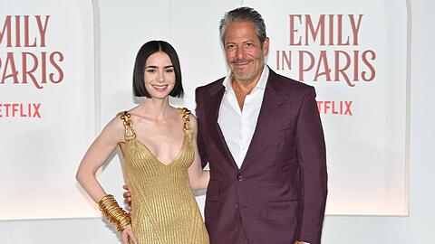 Darren Star ist auch in Staffel 5 wieder für "Emily in Paris" mit Lily Collins verantwortlich.