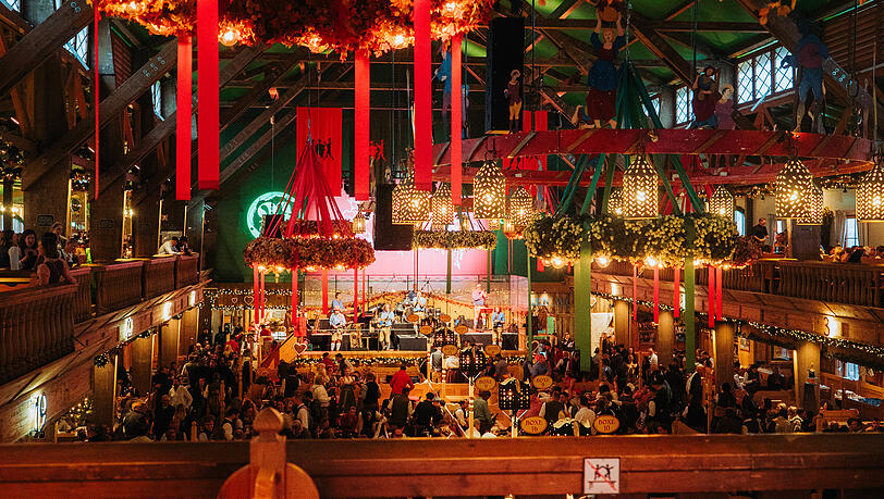 Ein Neuzugang wir den Betrieb im Weinzelt unterst&uuml;tzen. Der Fischer vom Tegernsee Christoph von Preysing wird in Boxe 5 direkt an der B&uuml;hne seine G&auml;ste versorgen.