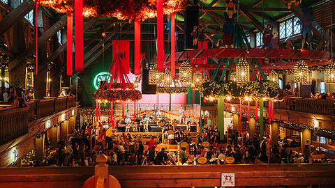 Ein Neuzugang wir den Betrieb im Weinzelt unterst&uuml;tzen. Der Fischer vom Tegernsee Christoph von Preysing wird in Boxe 5 direkt an der B&uuml;hne seine G&auml;ste versorgen.