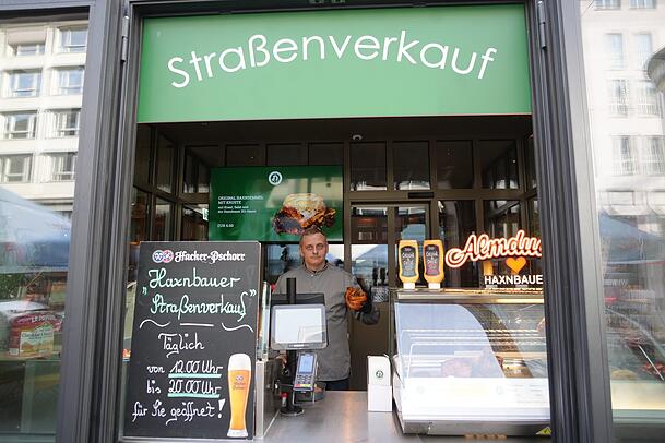 Deftiges auf die Hand: der Stra&szlig;enverkauf vom Haxnbauer im Tal.