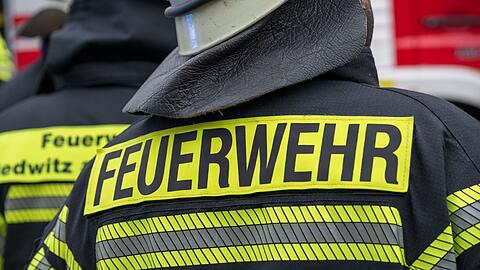 Ein Feuerwehrmann erlitt eine Rauchvergiftung bei dem Brand in Wildenberg. (Symbolbild)