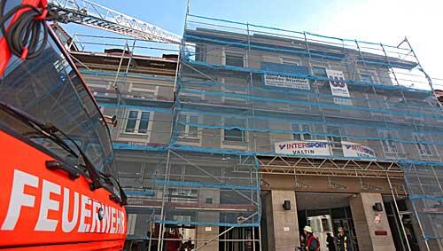 Ein Feuerwehrauto steht am Sonntag vor einem durch einen Brand zerstörten Gebäudekomplexes in der Innenstadt von Ansbach. Ein Feuerwehrauto steht am Sonntag vor einem durch einen Brand zerstörten Gebäudekomplexes in der Innenstadt von Ansbach.