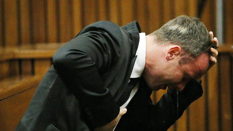 Schon am Montag war Oscar Pistorius bei seiner Aussage im Gerichtssaal in Weinen ausgebrochen. Schon am Montag war Oscar Pistorius bei seiner Aussage im Gerichtssaal in Weinen ausgebrochen.