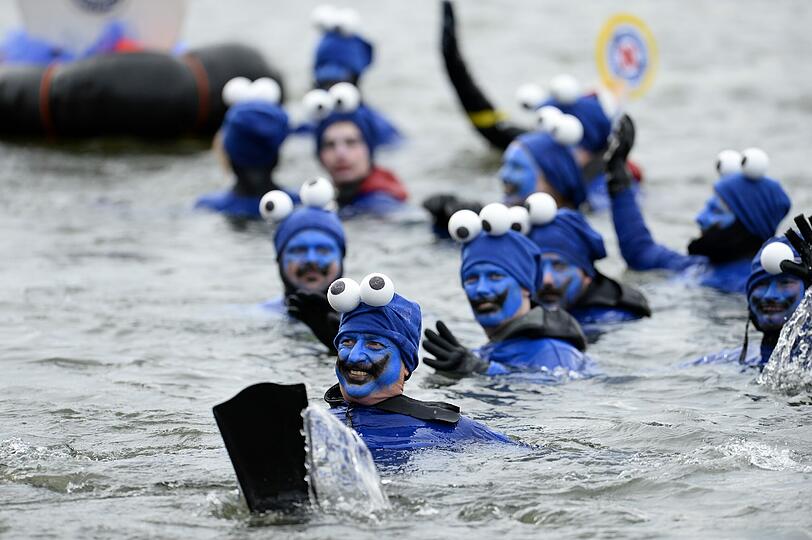 47. Donauschwimmen in Neuburg an der Donau: 2241 wagemutige Teilnehmer haben sich beim größten Winterschwimmen Europas in die eiskalten Fluten gestürzt. Die Bilder.