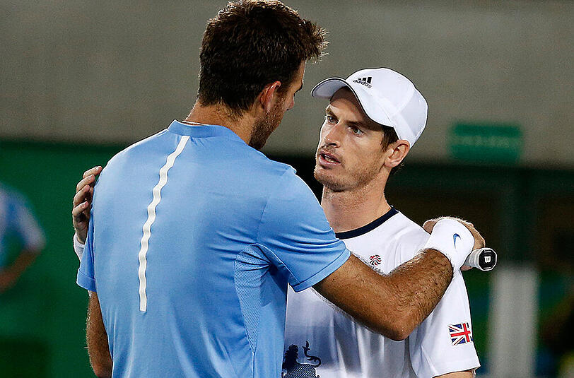 Gratulation an den Sieger: Juan Martín del Potro (l) musste sich im Finale Andy Murray geschlagen geben.