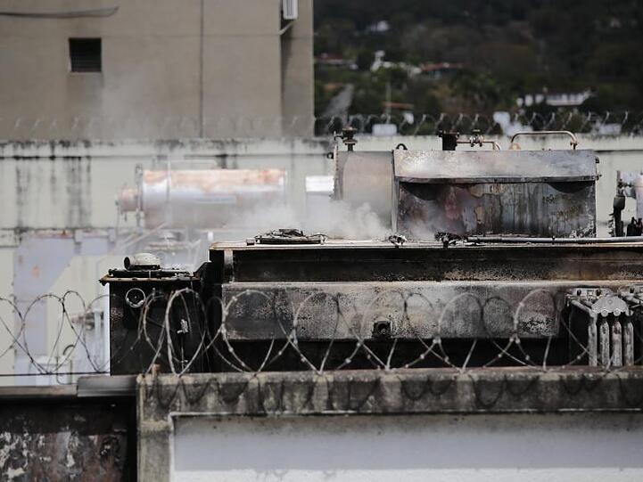 Rauch steigt aus dem Kraftwerk La Ciudadela in Caracas. Venezuela erlebt seit Tagen einen massiven Stromausfall.