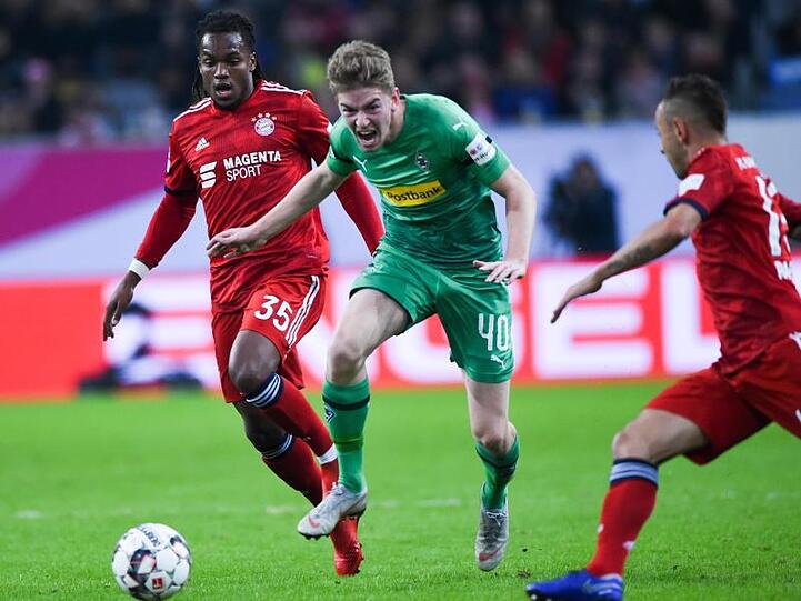 Gladbachs Andreas Poulsen (M) im Zweikampf mit Bayerns Renato Sanches (l) und Rafinha.