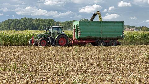 Ein Bauer mit Traktor und Maishäcksler bestellt bei Putzbrunn sein Feld. "Es hilft diesem Berufsstand nicht weiter, die Probleme einfach weg zu diskreditieren", sagt Johannes Wallacher.
