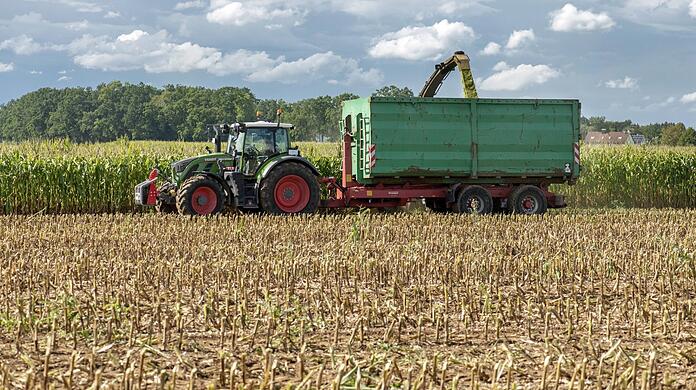 Ein Bauer mit Traktor und Maishäcksler bestellt bei Putzbrunn sein Feld. "Es hilft diesem Berufsstand nicht weiter, die Probleme einfach weg zu diskreditieren", sagt Johannes Wallacher.