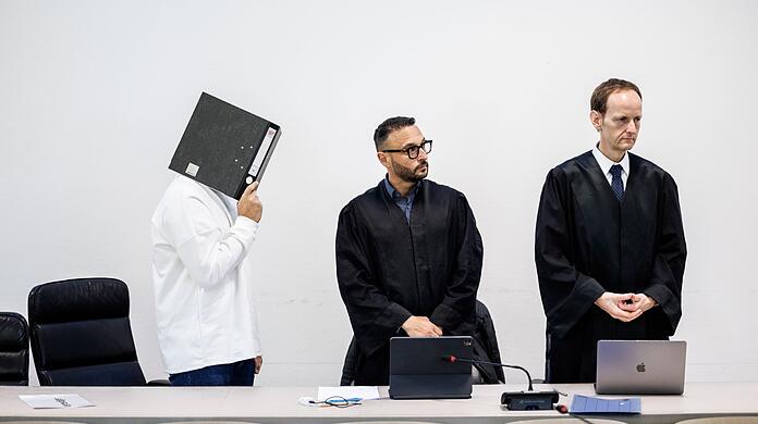 Nach einem tödlichen Unfall auf der Autobahn ist ein Raser, hier mit seinen beiden Anwälten, zum dritten Mal zu einer Gefängnisstrafe verurteilt worden. (Archivbild) Nach einem tödlichen Unfall auf der Autobahn ist ein Raser, hier mit seinen beiden Anwälten, zum dritten Mal zu einer Gefängnisstrafe verurteilt worden. (Archivbild)