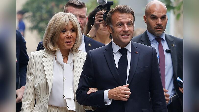 Arm in Arm und Krisen-Gerüchten zum Trotz: Emmanuel und Brigitte Macron.