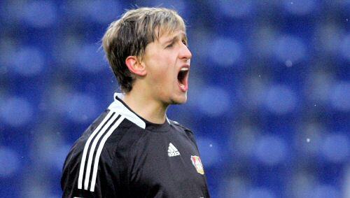 „Wenn’s läuft, spielen wir auf einer Welle. Wenn nicht, wehren wir uns nicht“ Nationaltorhüter René Adler übte nach dem 0:1 in Hannover harsche Kritik an seinen Bayer-Kollegen. „Wenn’s läuft, spielen wir auf einer Welle. Wenn nicht, wehren wir uns nicht“ Nationaltorhüter René Adler übte nach dem 0:1 in Hannover harsche Kritik an seinen Bayer-Kollegen.