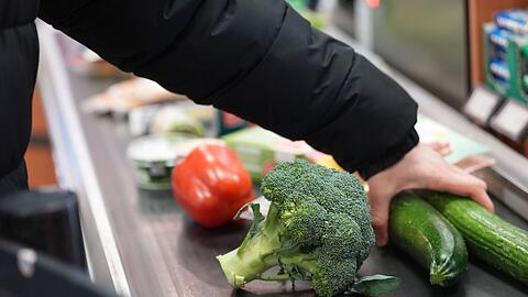 Die Lebensmittelpreise sind nicht mehr so stark gestiegen wie in den Monaten zuvor. Dennoch merken die Menschen beim Einkauf: Viele Nahrungsmittel sind teurer als noch vor einigen Jahren. (Symbolbild)