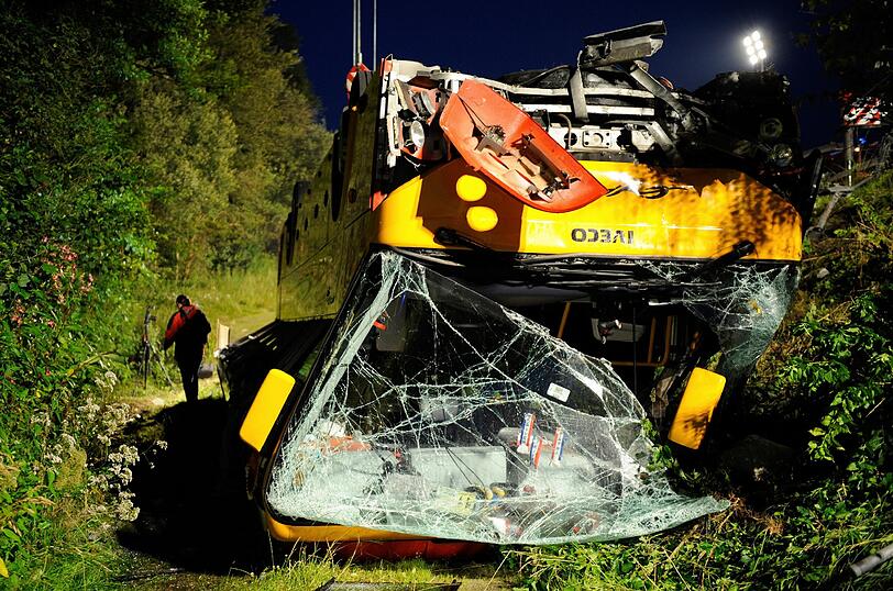Nach dem Unfall auf der A 93. Der Bus musste mit einem Kran gehoben werden - die Bilder von der Unfallstelle.