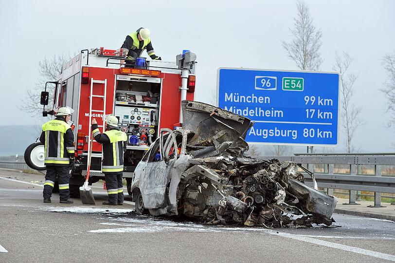 Auf der Fahrbahn liegende Fahrzeugteile beschädigten ein
nachfolgendes Auto und im entstandenen Stau ereignete sich ein
Auffahrunfall.