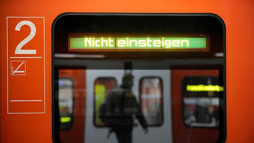 In der Debatte um die Finanzierung eines zweiten S-Bahn-Tunnels durch München sucht Oberbürgermeister Christian Ude (SPD) die Konfrontation mit der Staatsregierung. In der Debatte um die Finanzierung eines zweiten S-Bahn-Tunnels durch München sucht Oberbürgermeister Christian Ude (SPD) die Konfrontation mit der Staatsregierung.