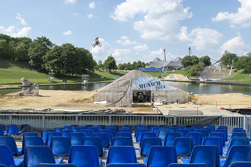 Waghalsige Jumps und das über Wasser. Die Bilder vom Training der X-Fighters auf dem Olympiasee.