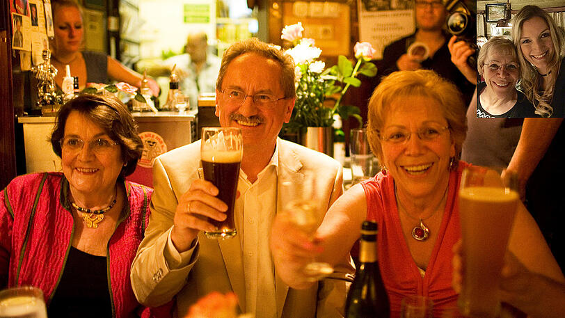 Gerti mit Kabarettistin Liesl Weapon (rechts oben) &ndash; und im großen Bild mit Christian Ude und Edith von Welser-Ude.