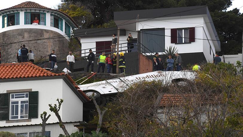 Bei einem Busunglück in Madeira kamen 29 Touristen ums Leben - sie alle kommen aus Deutschland. Bei einem Busunglück in Madeira kamen 29 Touristen ums Leben - sie alle kommen aus Deutschland.