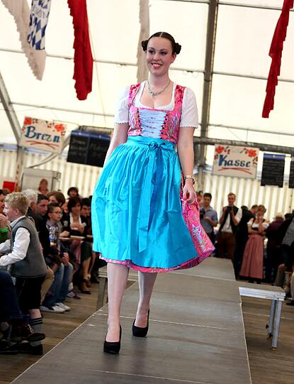 Trachtenmodenschau auf dem 27. Haderner Dorffest. Die Bilder.