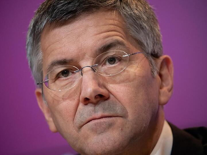 Herbert Hainer, Präsident des FC Bayern München, sitzt bei einer Pressekonferenz. Foto: Sven Hoppe/dpa/Archivbild