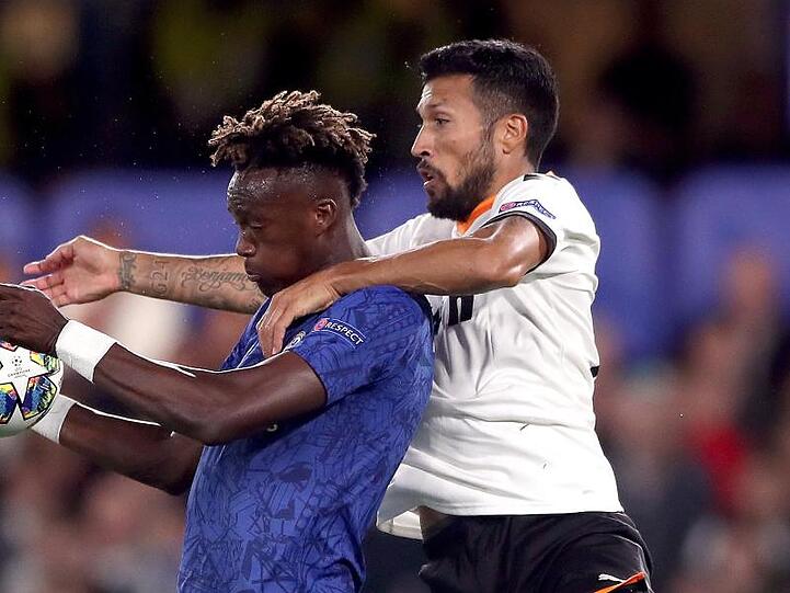 Erster Corona-Fall in der Primera Division: Ezequiel Garay (r) vom FC Valencia.