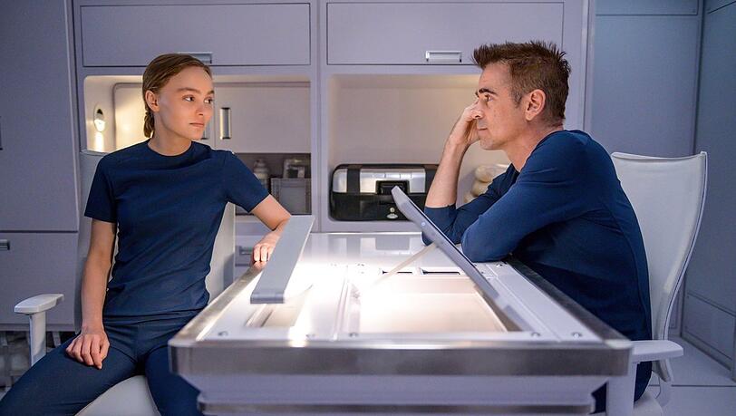 Sela (Lily-Rose Depp) stellt Richard (Colin Farrell) immer kritischere Fragen. Sela (Lily-Rose Depp) stellt Richard (Colin Farrell) immer kritischere Fragen.