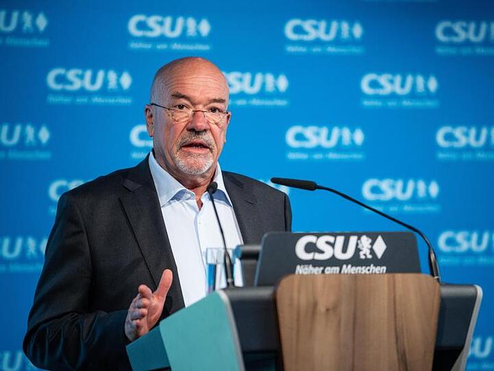 Wolfram Hatz, Präsident der Vereinigung der bayerischen Wirtschaft (vbw), spricht.