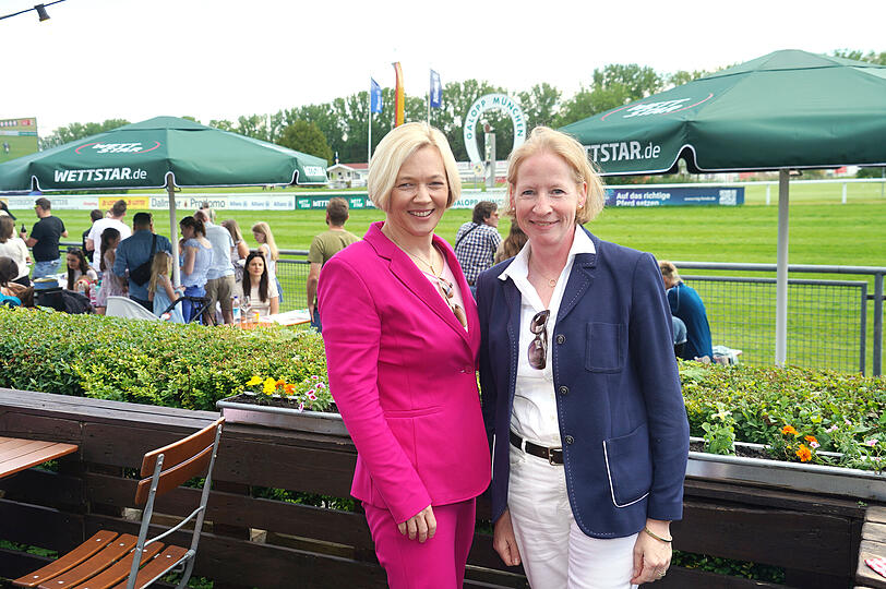 Verena Ober (links), Leiterin der Stabsstelle Unternehmenskommunikation der Staatlichen Lotterieund Spielbankverwaltung, und Antje Singer (Unternehmenskommunikation SLSV)