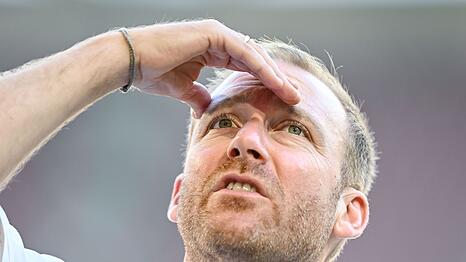 Wen findet Augsburgs Sportdirektor Weber als neuen Trainer? (Archivbild)