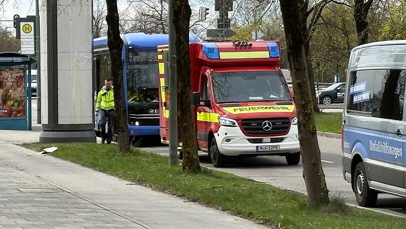 Der Linienbus an der Haltestelle Garmischer Stra&szlig;e. Sani&auml;ter versorgen die verletzte Mutter und deren Kind.