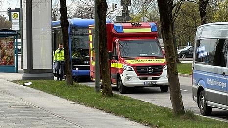 Der Linienbus an der Haltestelle Garmischer Stra&szlig;e. Sani&auml;ter versorgen die verletzte Mutter und deren Kind.