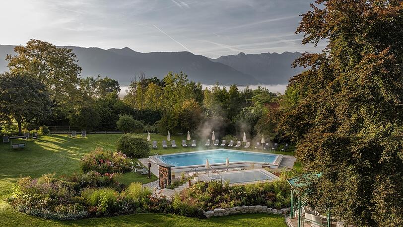 Die neue Poolbar des Alpenhof Murnau befindet sich im weitl&auml;ufigen Garten des Hotels.
