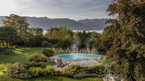 Die neue Poolbar des Alpenhof Murnau befindet sich im weitl&auml;ufigen Garten des Hotels.