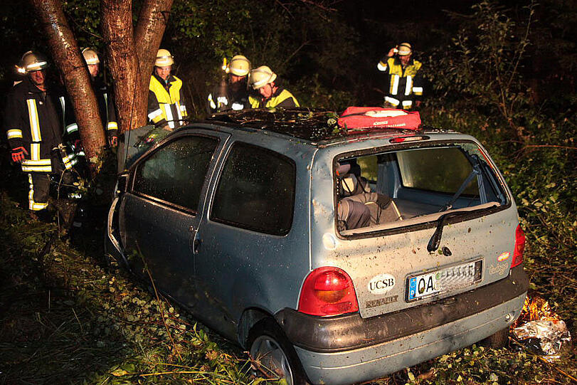 Heftiger Crash im Großhaager Forst: Ein 26-Jähriger kommt von der Fahrbahn ab und prallt gegen einen Baum
