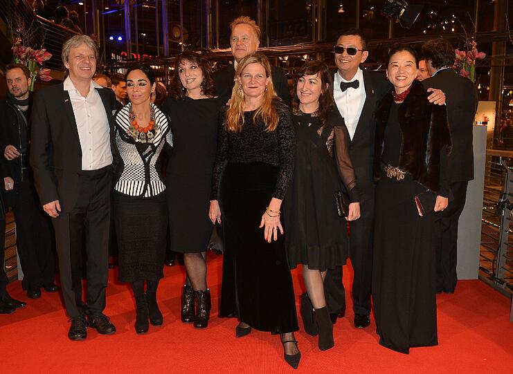 Die Berlinale Jury: Andreas Dresen (L-R), Shirin Neshat, Susanne Bier, Tim Robbins, Ellen Kuras, Athina Rachel Tsangari, Wong Kar Wai und Frau Esther.